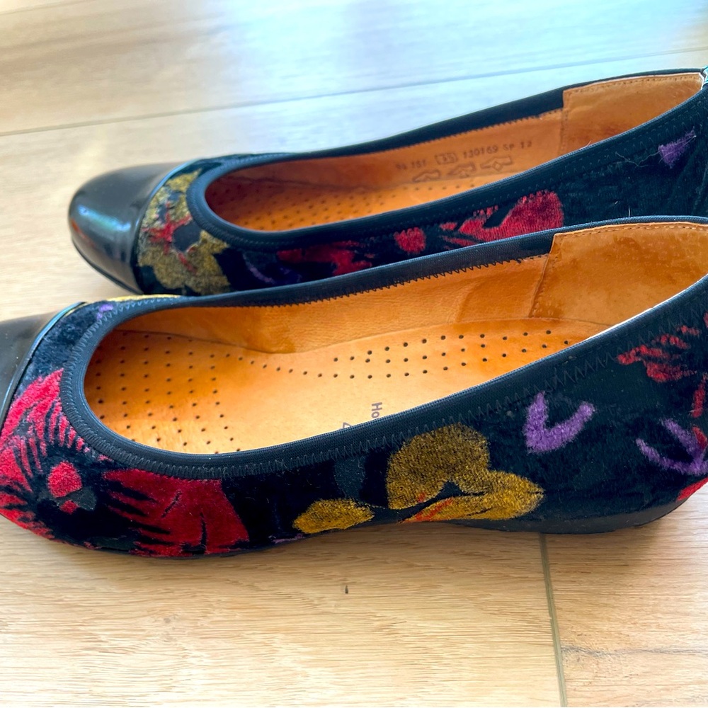 Gabor Hovercraft Flats Women Size 4.5 US 7M Black Floral Velvet Cap-toe